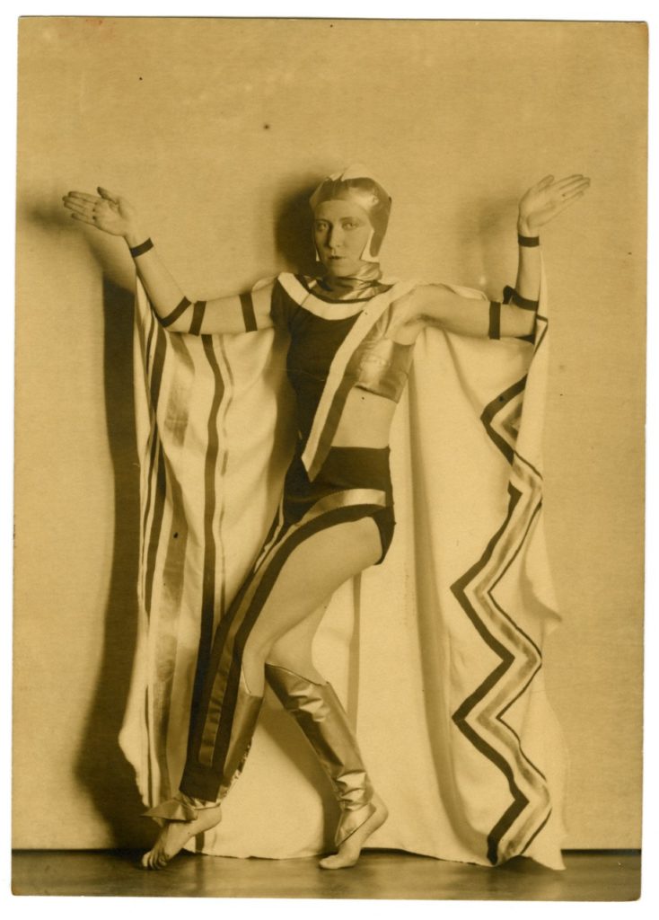 Photographie d’Akarova en costume pour l’Orestie de Milhaud – Fotografie van Akarova in kostuum voor Milhaud’s Orestie – Photograph of Akarova in costume for Milhaud’s Orestie 1931. © CIVA Collections, Brussels.  