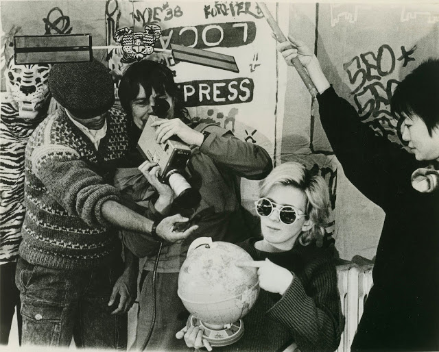 Photographie du collectif new-yorkais Paper Tiger Television, prise dans les années 1980.