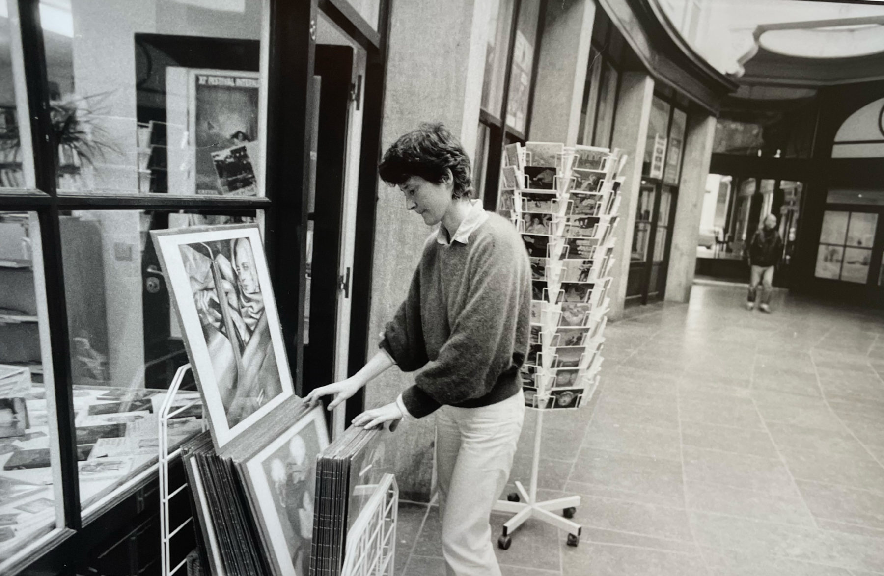 Marian Lens devant sa librairie Artemys, Galerie Bortier, +- 1990 © Photo : inconnu